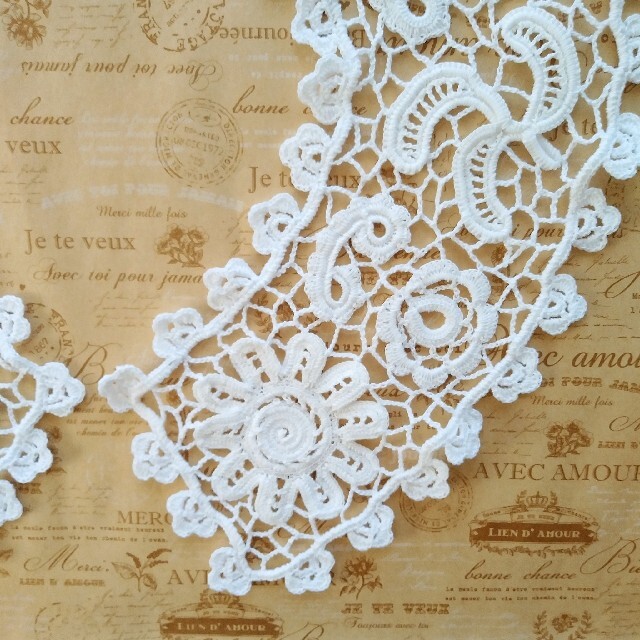 アイリッシュクロッシェレース編みの白いバラのつけ襟