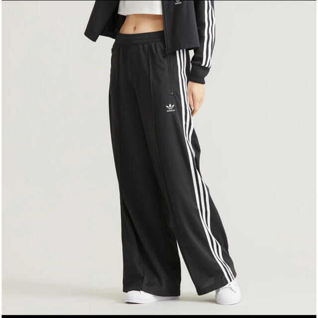 adidas(アディダス)のadidasアディカラークラシックストラックパンツXSジャージーブラック レディースのパンツ(その他)の商品写真