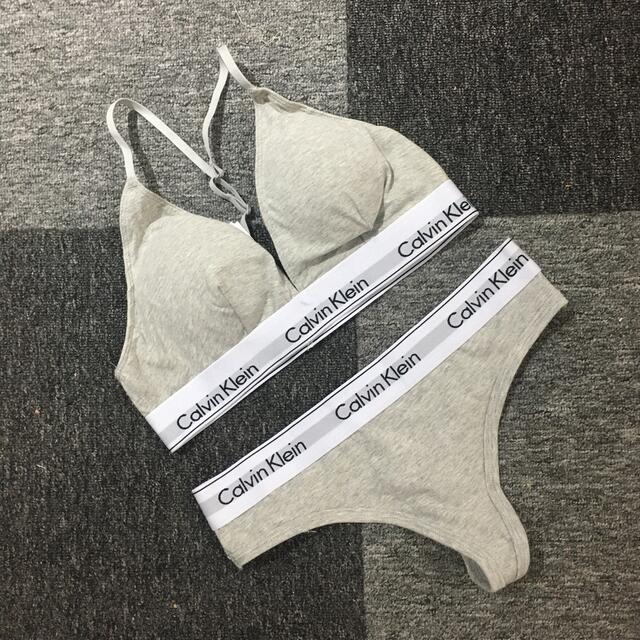 ck Calvin Klein(シーケーカルバンクライン)のカルバンクライン　レディース　上下セット　ブラ&ショーツTバッグ　灰　下着　M レディースの下着/アンダーウェア(ブラ&ショーツセット)の商品写真