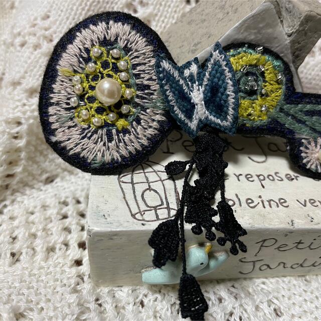 確認用手作りブローチ＊ミナペルホネン 野道のお花と青いちょうちょのブローチ♪ レディースのアクセサリー(ブローチ/コサージュ)の商品写真