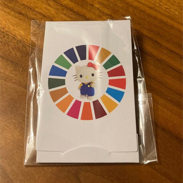 サンリオ(サンリオ)のハローキティ　SDGs　国連公式ラペルピン　バッジ レディースのアクセサリー(ブローチ/コサージュ)の商品写真