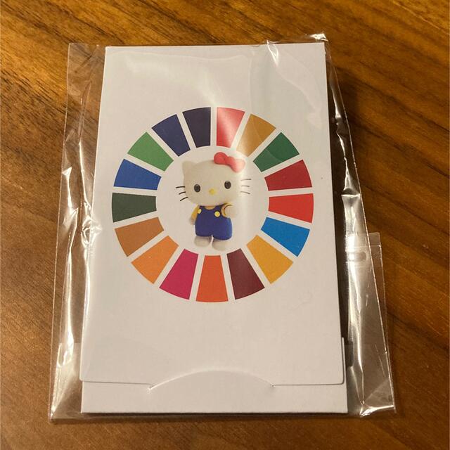 サンリオ(サンリオ)のハローキティ　SDGs　国連公式ラペルピン　バッジ エンタメ/ホビーのアニメグッズ(バッジ/ピンバッジ)の商品写真