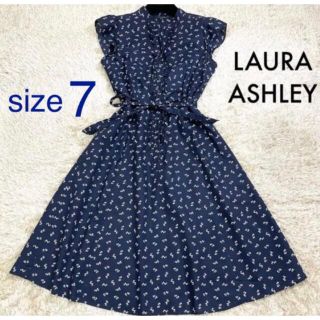 ローラアシュレイ(LAURA ASHLEY)のローラアシュレイ　小花柄ワンピース  上品ネイビー　胸元フリル  ウエストリボン(ひざ丈ワンピース)