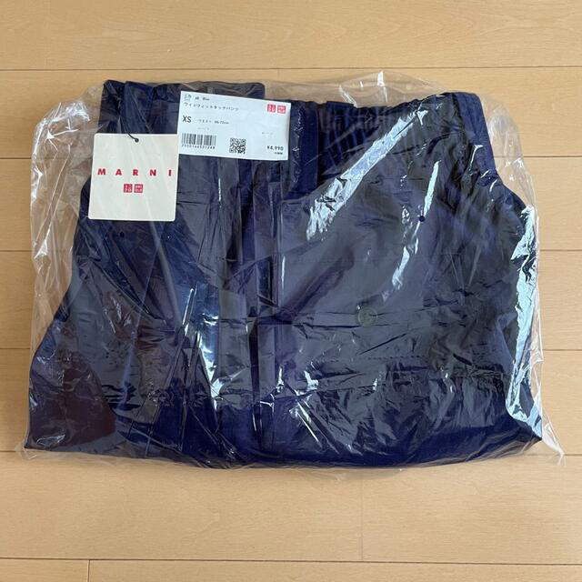 UNIQLO(ユニクロ)のユニクロ　マルニ　ワイドフィットタックパンツ　ブルーXS  メンズのパンツ(スラックス)の商品写真