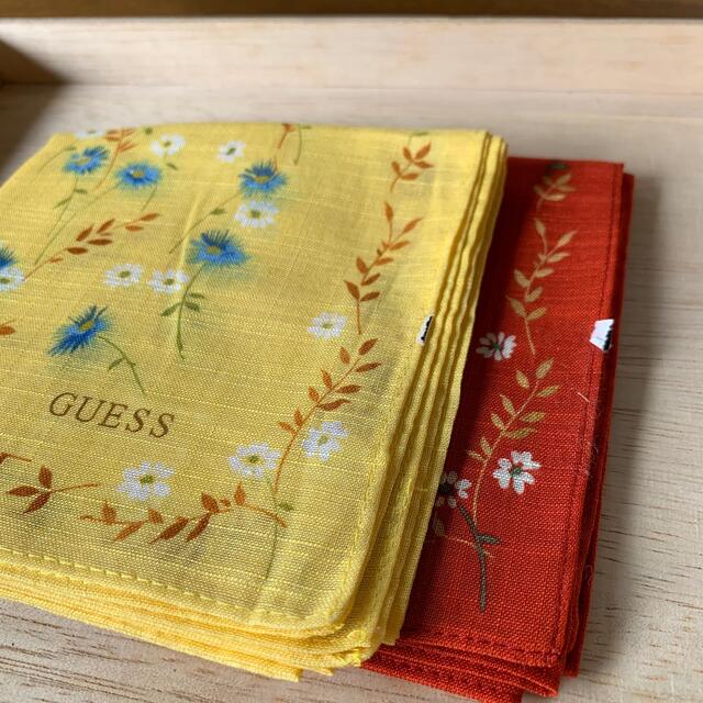 GUESS(ゲス)の【まとめ買い100円引き】GUESS 大判　ハンカチ レディースのファッション小物(ハンカチ)の商品写真