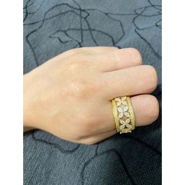 （1229）15号　ゴールド安価タイプ無数のフラワーワイドリング　指輪 レディースのアクセサリー(リング(指輪))の商品写真