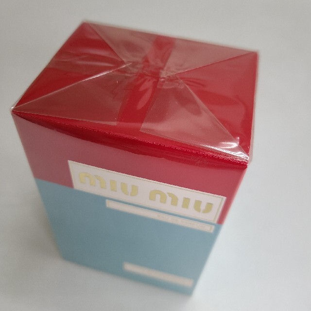 miumiu(ミュウミュウ)の新品未開封miumiuミュウミュウMIUオードパルファム30ml コスメ/美容の香水(香水(女性用))の商品写真