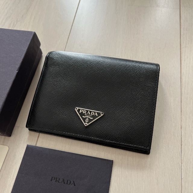 お得NEW PRADA PRADA サフィアーノ レザー 2つ折り 財布 3角プレート ブラック 正規の通販 by R's  shop｜プラダならラクマ