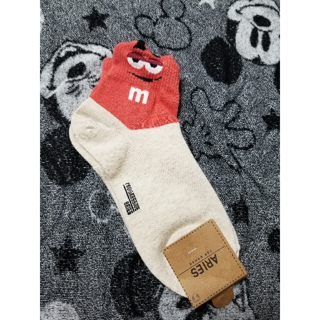 M&M(エムアンドエム)の韓国購入、m&mチョコレート靴下　赤　フリーサイズ レディースのレッグウェア(ソックス)の商品写真