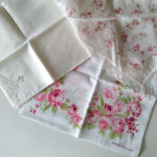 ローラアシュレイ(LAURA ASHLEY)のラインストーン(M)、ガーゼ花柄、LAURA ASHLEYレース、3枚セット(ハンカチ)