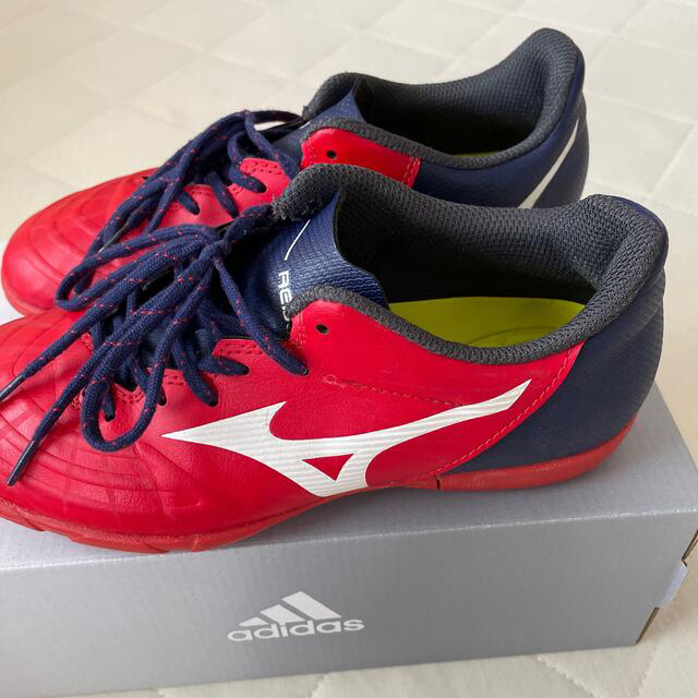 MIZUNO(ミズノ)のミズノ サッカー トレーニングシューズ 22.5㎝ キッズ/ベビー/マタニティのキッズ靴/シューズ(15cm~)(スニーカー)の商品写真