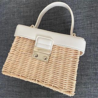 ザラ(ZARA)のZARAかごバッグ　ハンドバッグ　ゴールドチェーンショルダーバッグ（白）(かごバッグ/ストローバッグ)