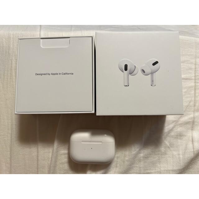 Apple(アップル)のAirPods pro 充電　本体のみ スマホ/家電/カメラのオーディオ機器(ヘッドフォン/イヤフォン)の商品写真