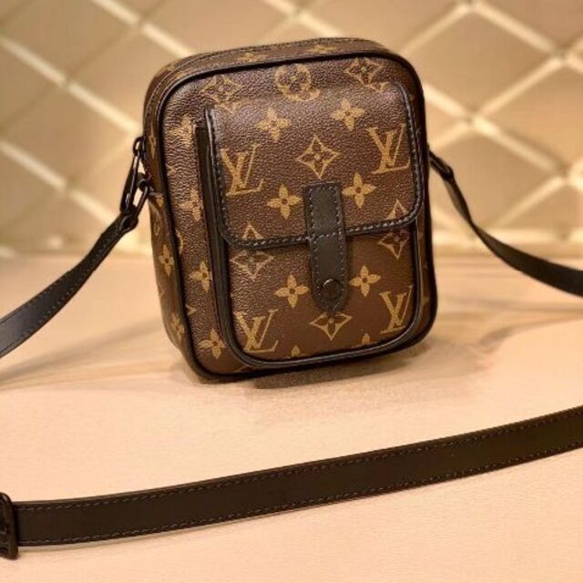 30%割引 見事な LOUIS VUITTON - ルイヴィトン モノグラム ショルダー ロシアと西側諸国と ショルダーバッグ モノグラム ルイヴィトン VUITTON LOUIS ショルダーバッグ