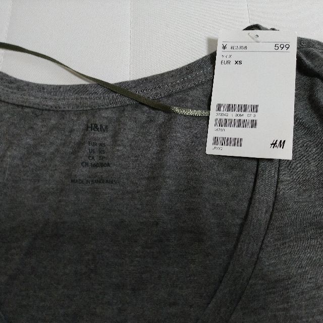 H&M(エイチアンドエム)の新品未使用◆H＆M◆レディースVネックTシャツ◆サイズXS レディースのトップス(Tシャツ(半袖/袖なし))の商品写真