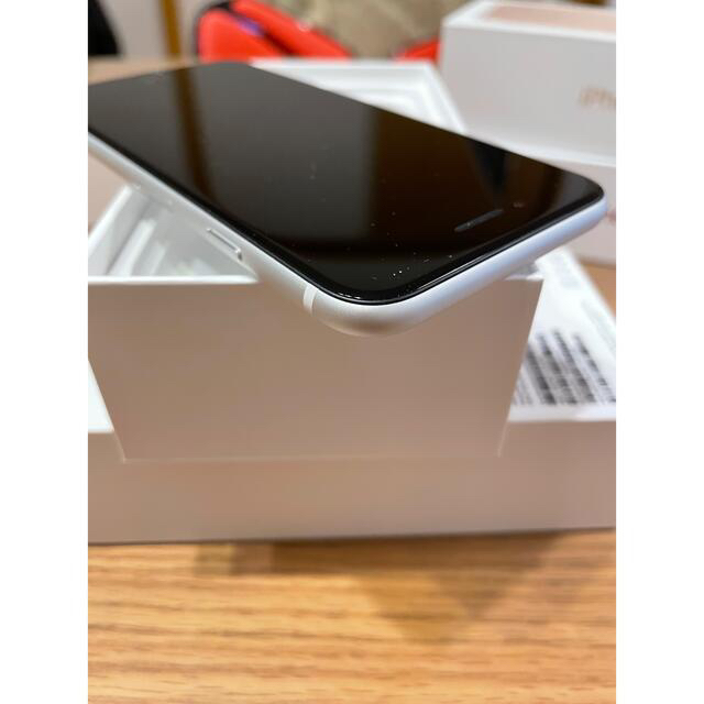 Apple(アップル)のiPhone se2 スマホ/家電/カメラのスマートフォン/携帯電話(スマートフォン本体)の商品写真