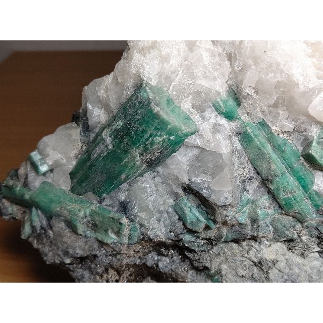 エメラルド 7kg 緑柱石 ベリ 鉱物 原石 自然石 鑑賞石 誕生石 水石 