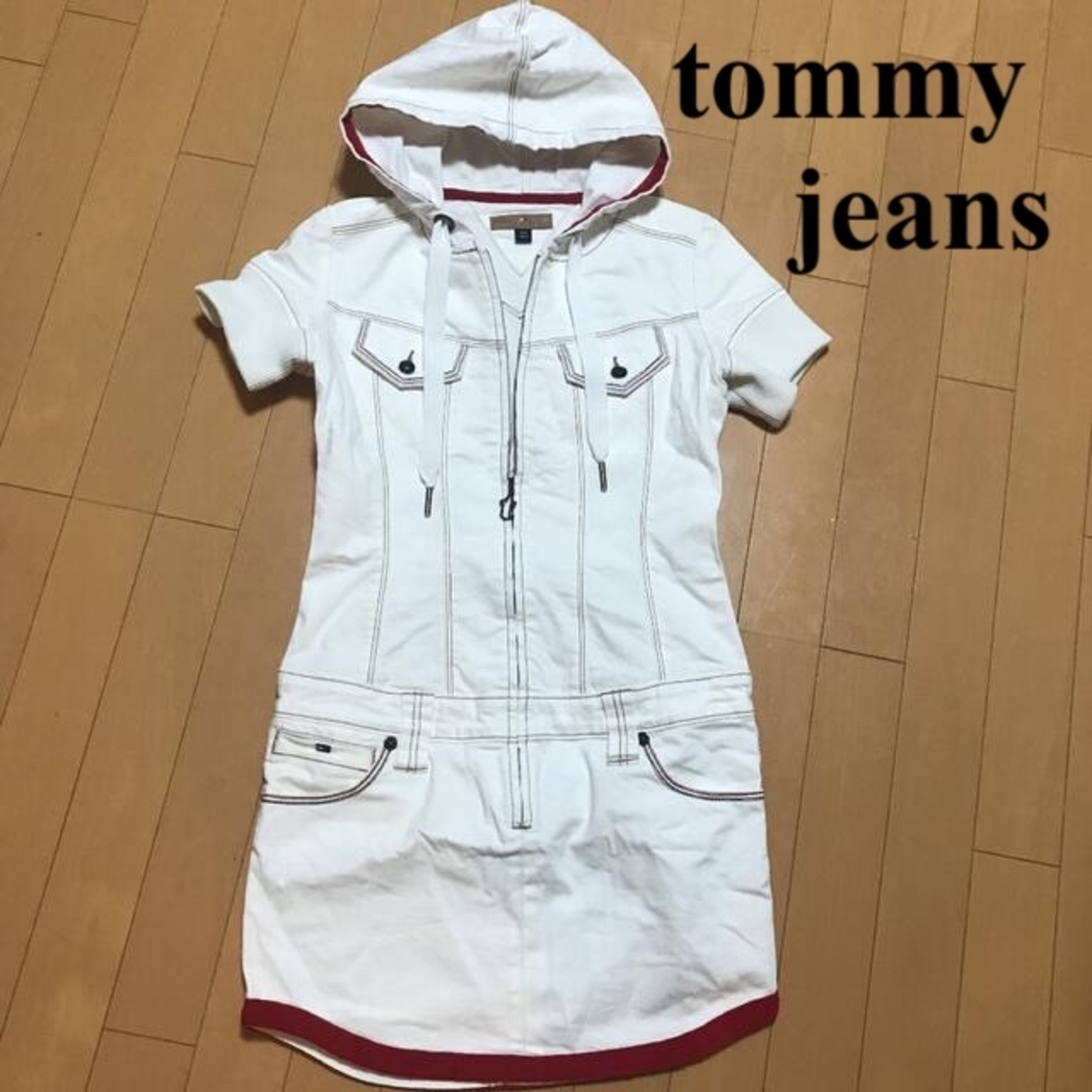 TOMMY JEANS(トミージーンズ)のトミージーンズ tommy jeans ホワイトデニム ミニワンピース フーディ レディースのワンピース(ミニワンピース)の商品写真