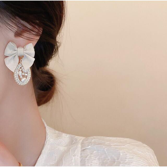 eimy istoire(エイミーイストワール)のsuede ribbon pave pierce s925 post  レディースのアクセサリー(ピアス)の商品写真