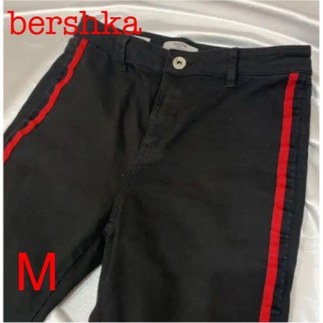 Bershka(ベルシュカ)のbershka ベルシュカ　黒　赤ライン　ビンテージ レディースのパンツ(デニム/ジーンズ)の商品写真