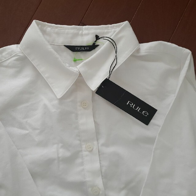 新品　未使用！⭐︎RULE シャツ　白ワイシャツ。ロングシャツ。長袖。Mサイズ。 レディースのトップス(シャツ/ブラウス(長袖/七分))の商品写真
