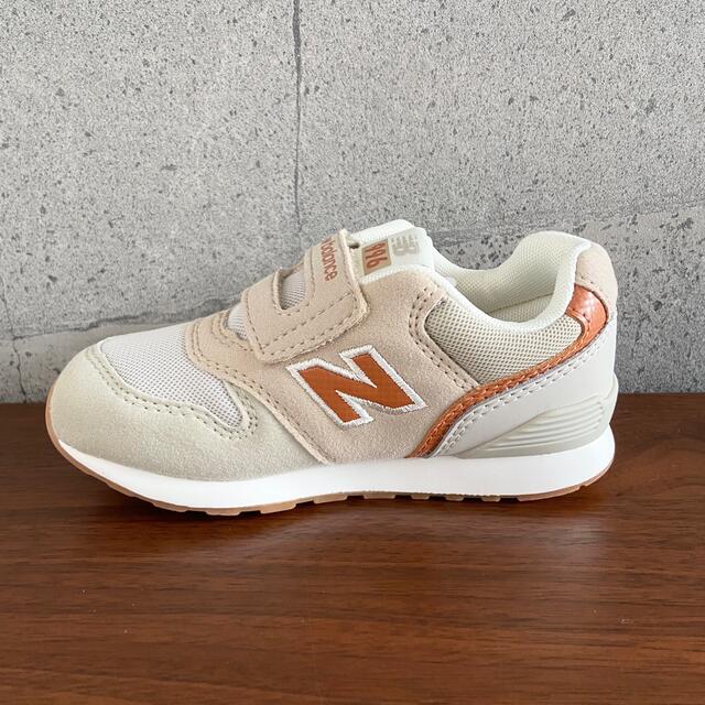 New Balance(ニューバランス)の【新品】15センチ ベージュ×オレンジ ニューバランス スニーカー キッズ キッズ/ベビー/マタニティのキッズ靴/シューズ(15cm~)(スニーカー)の商品写真