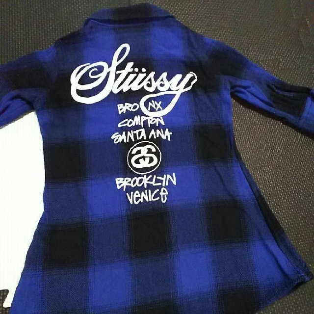 STUSSY(ステューシー)のワンピースSTUSSYワールドツアーKIDSチェックシャツ青ブルー黒M110cm キッズ/ベビー/マタニティのキッズ服女の子用(90cm~)(ワンピース)の商品写真