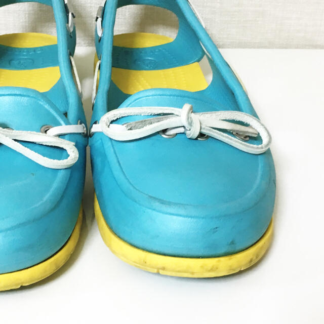 crocs(クロックス)のクロックス  モカシン サンダル 水色✖︎黄色 レディースの靴/シューズ(スリッポン/モカシン)の商品写真