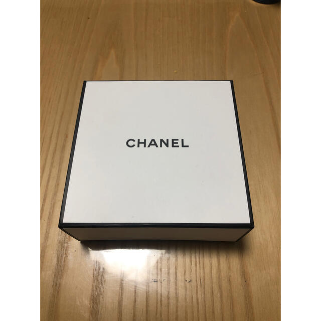 CHANEL(シャネル)のCHANEL 手鏡 コスメ/美容のメイク道具/ケアグッズ(ボトル・ケース・携帯小物)の商品写真