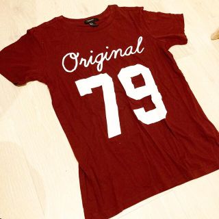 フォーエバートゥエンティーワン(FOREVER 21)の新品未使用　forever21 ロゴナンバーTシャツ　カットソー(Tシャツ/カットソー(半袖/袖なし))