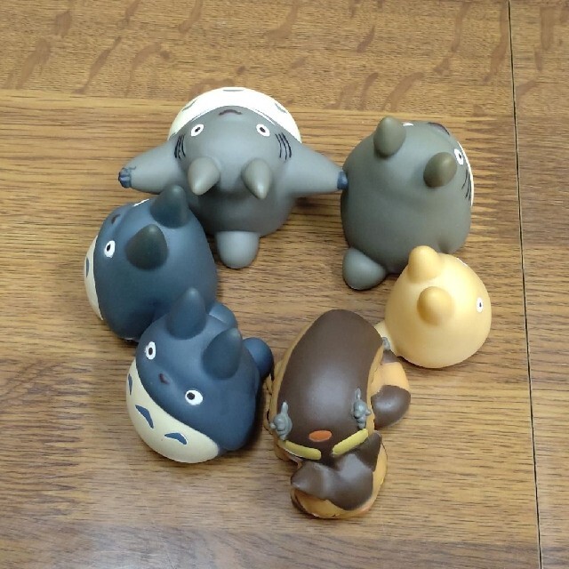 トトロ＋ネコバス置物（6体） エンタメ/ホビーのおもちゃ/ぬいぐるみ(キャラクターグッズ)の商品写真