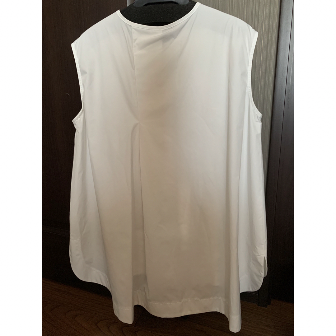 Rilakkumama様専用　新品未使用フリルスリーブレスブラウス　ホワイト レディースのトップス(シャツ/ブラウス(半袖/袖なし))の商品写真