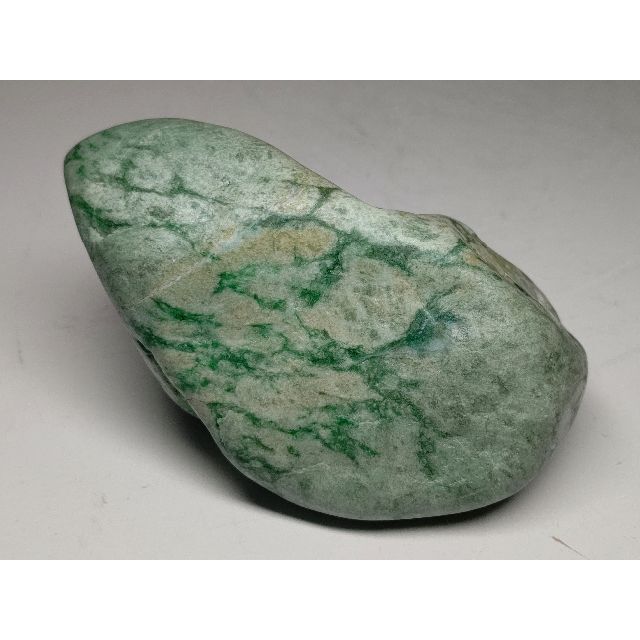 緑脈 580g 翡翠 ヒスイ 翡翠原石 原石 鉱物 鑑賞石 自然石 誕生石 水石 