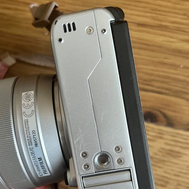 富士フイルム(フジフイルム)の富士フィルム X-A7 シルバー スマホ/家電/カメラのカメラ(ミラーレス一眼)の商品写真