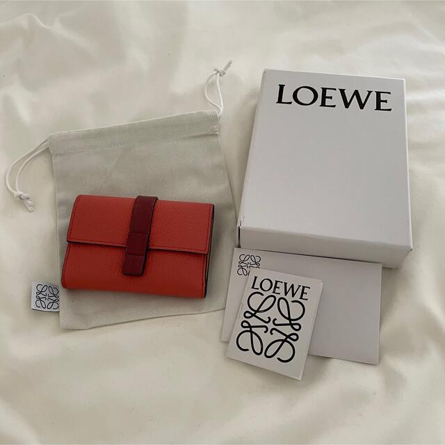 LOEWE(ロエベ)のロエベLOEVE スモールバーティカルウォレット　三つ折り財布　オレンジ　限定色 レディースのファッション小物(財布)の商品写真