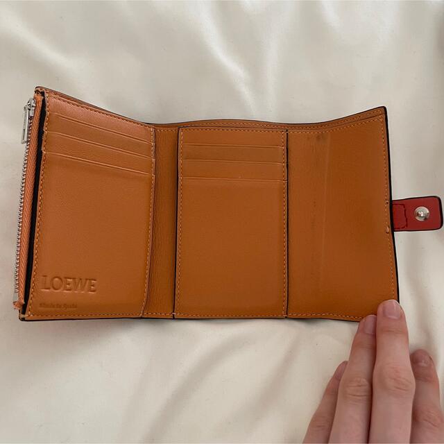 LOEWE(ロエベ)のロエベLOEVE スモールバーティカルウォレット　三つ折り財布　オレンジ　限定色 レディースのファッション小物(財布)の商品写真