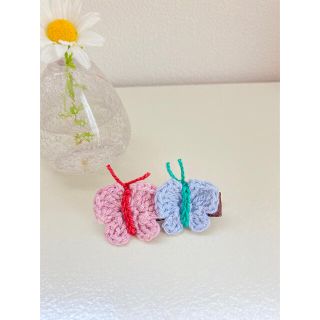 ハンドメイド 】ちょうちょのヘアクリップ　ピンクブルー(ファッション雑貨)