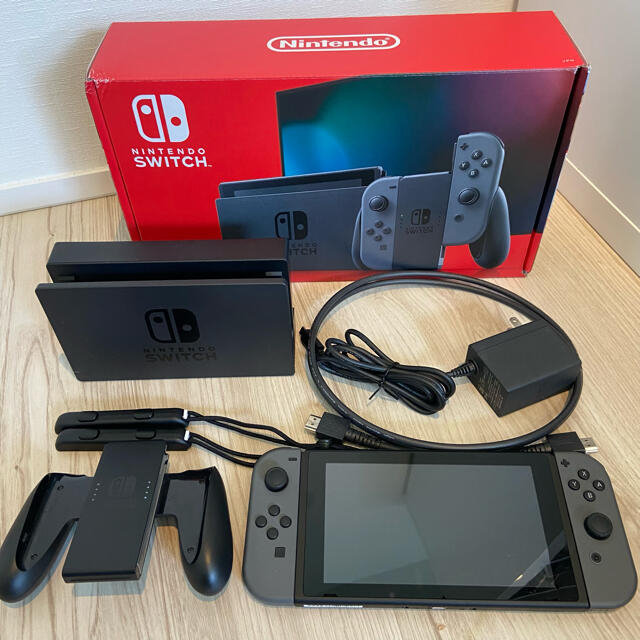 Nintendo Switch(ニンテンドースイッチ)の任天堂Switch 本体　グレー エンタメ/ホビーのゲームソフト/ゲーム機本体(家庭用ゲーム機本体)の商品写真