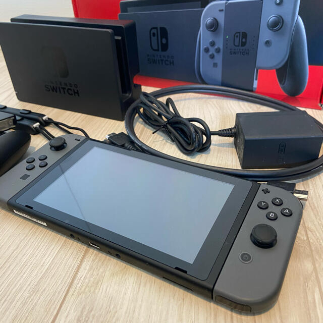 Nintendo Switch(ニンテンドースイッチ)の任天堂Switch 本体　グレー エンタメ/ホビーのゲームソフト/ゲーム機本体(家庭用ゲーム機本体)の商品写真
