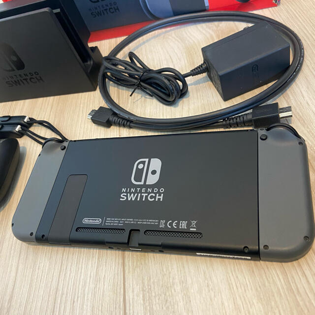 Nintendo Switch(ニンテンドースイッチ)の任天堂Switch 本体　グレー エンタメ/ホビーのゲームソフト/ゲーム機本体(家庭用ゲーム機本体)の商品写真