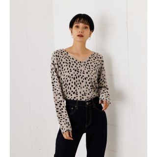 アズールバイマウジー(AZUL by moussy)のAZUL by moussy レオパードニットトップス　S グレー(カットソー(長袖/七分))