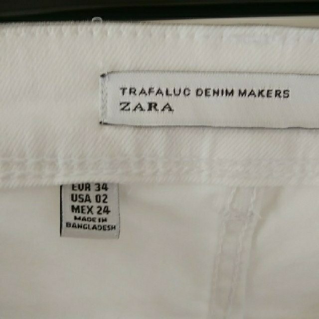 ZARA(ザラ)のZARA ザラ　ホワイトスキニーパンツ　34 レディースのパンツ(スキニーパンツ)の商品写真