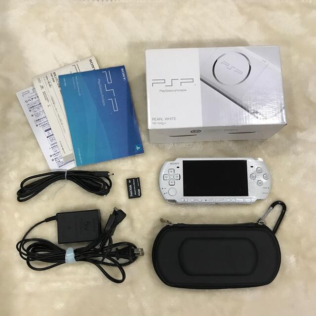 PlayStation Portable(プレイステーションポータブル)のPSP3000 本体　パールホワイト　専用ケースセット エンタメ/ホビーのゲームソフト/ゲーム機本体(携帯用ゲーム機本体)の商品写真