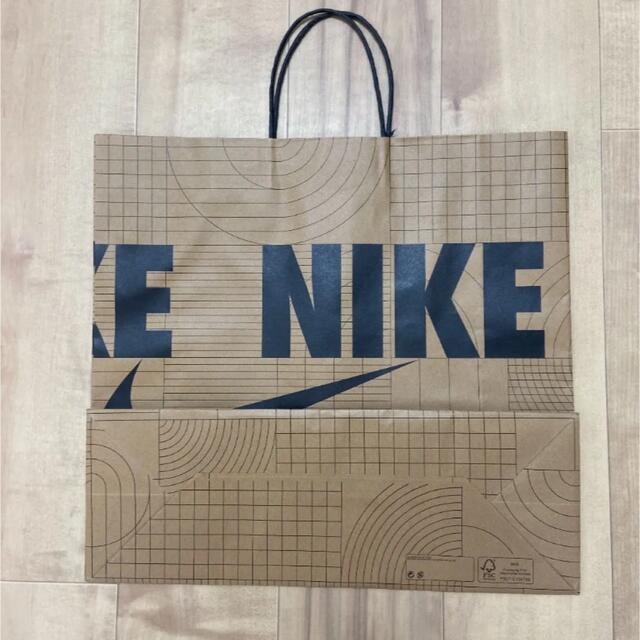 NIKE(ナイキ)のナイキ　紙袋　ショッパー　大サイズ　梱包資材 レディースのバッグ(ショップ袋)の商品写真