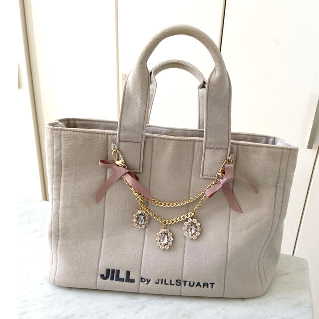 JILL by JILLSTUART(ジルバイジルスチュアート)のジルスチュアート♡ジュエルリボントートバッグ♡グレージュ レディースのバッグ(トートバッグ)の商品写真