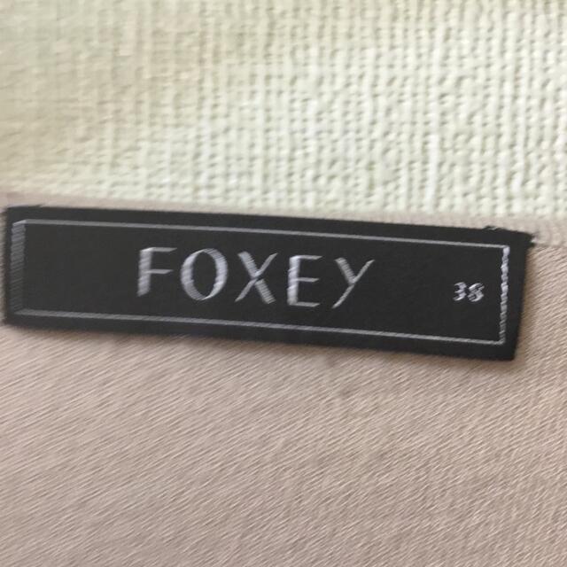 FOXEY(フォクシー)のフォクシートップス　ベージュ38 レディースのトップス(カットソー(半袖/袖なし))の商品写真