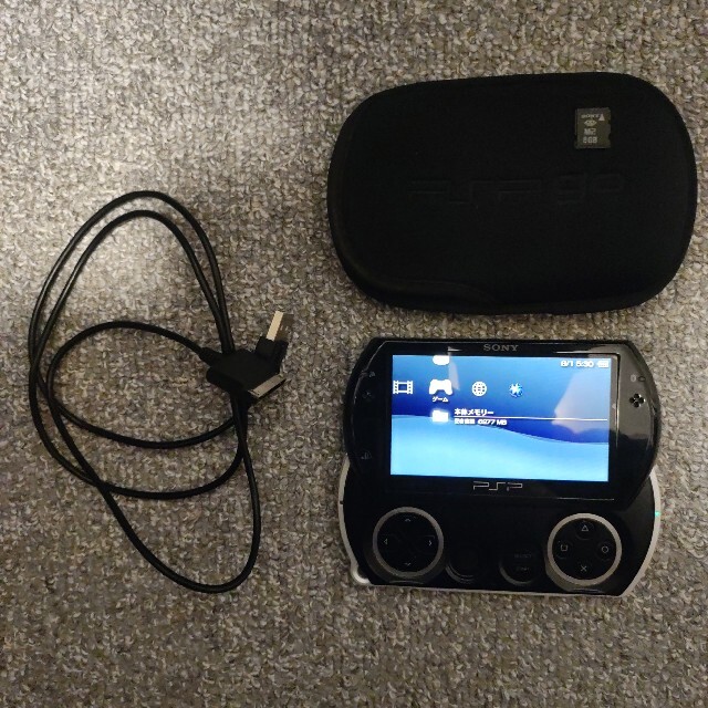 PlayStation Portable(プレイステーションポータブル)のPSP go マイクロメモリースティック付き エンタメ/ホビーのゲームソフト/ゲーム機本体(携帯用ゲーム機本体)の商品写真