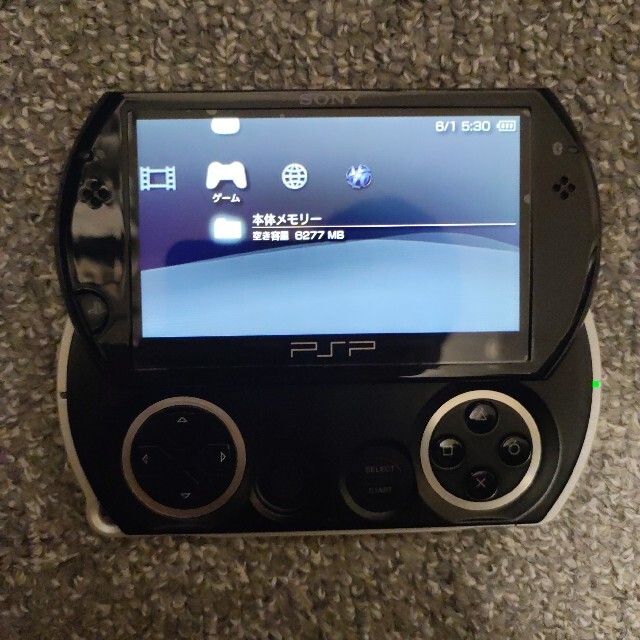 PlayStation Portable(プレイステーションポータブル)のPSP go マイクロメモリースティック付き エンタメ/ホビーのゲームソフト/ゲーム機本体(携帯用ゲーム機本体)の商品写真