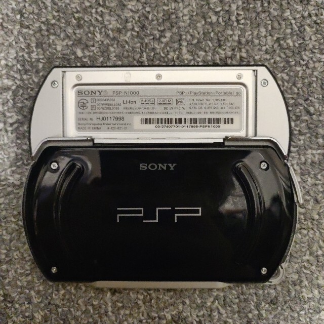 PlayStation Portable(プレイステーションポータブル)のPSP go マイクロメモリースティック付き エンタメ/ホビーのゲームソフト/ゲーム機本体(携帯用ゲーム機本体)の商品写真