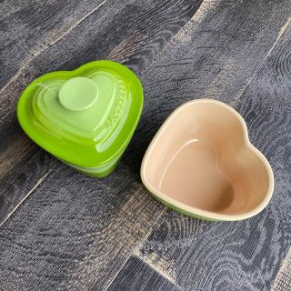 ルクルーゼ(LE CREUSET)のルクルーゼ フタ付 ハート型 ココット皿　グリーン(食器)